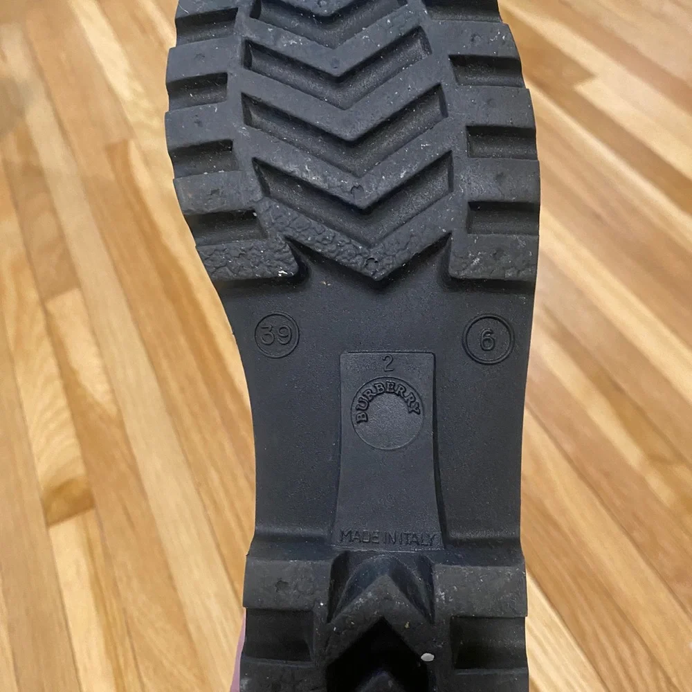 Women’s Burberry rain boots. - Picture 2 of 3